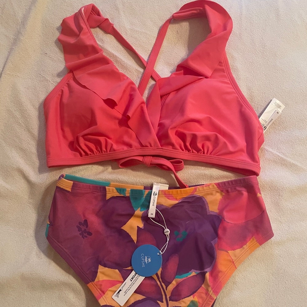 Cupshe plus size bikini. BNWT. Never worn. High cut bottoms. Lace up back.